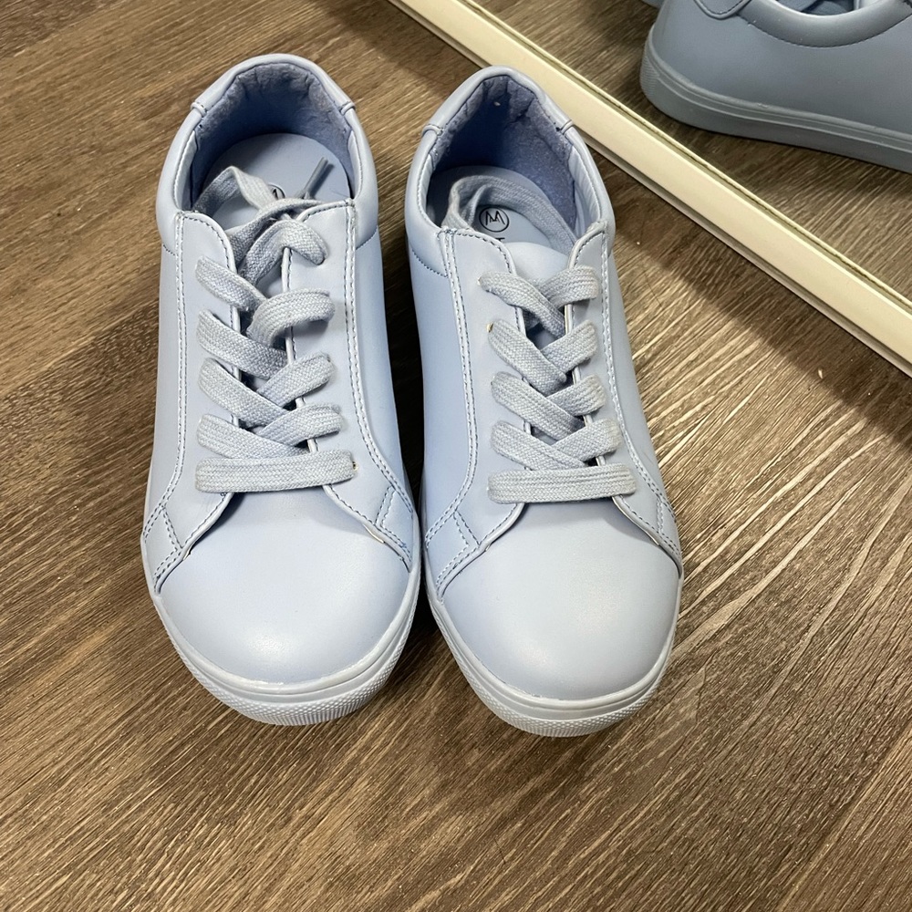 Brand new women sneakers.